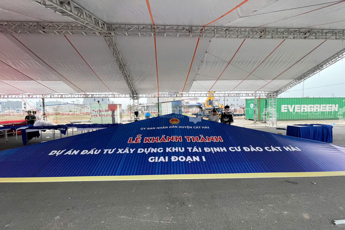 Lắp đặt backdrop lễ khánh thành khu tái định cư đảo Cát Hải