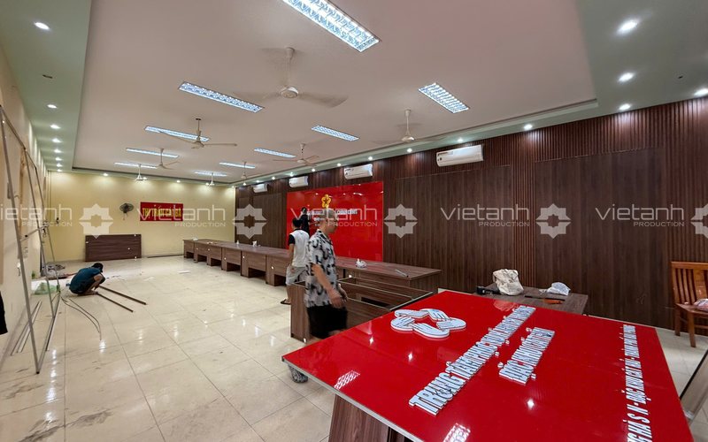 Lắp đặt bảng tên Trung tâm Phục vụ hành chính công Đặc khu Cát Hải