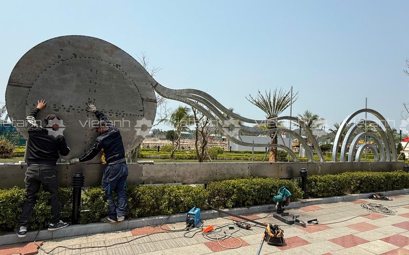 Lắp đặt biểu tượng và dải sóng biển của cụm tiểu cảnh Cát Bà