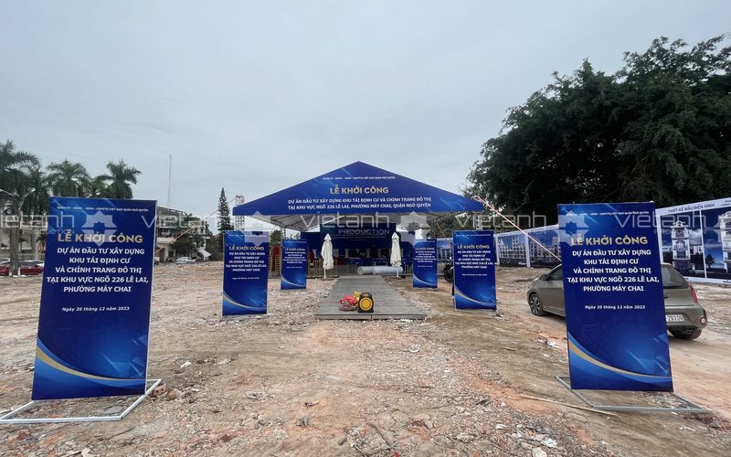 Lắp đặt hệ thống biển chỉ dẫn cho Lễ khởi công 226 Lê Lai