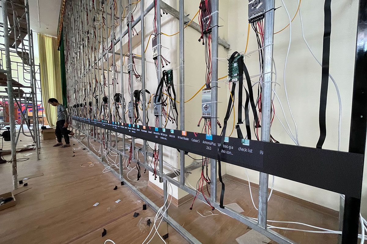 Đấu nối kỹ thuật hệ thống khung xương và dây nguồn màn hình LED hội trường lớn