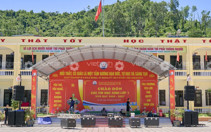 Kỹ thuật viên lắp đặt khung truss cho màn hình LED tại Trường Tiểu học Nguyễn Văn Trỗi