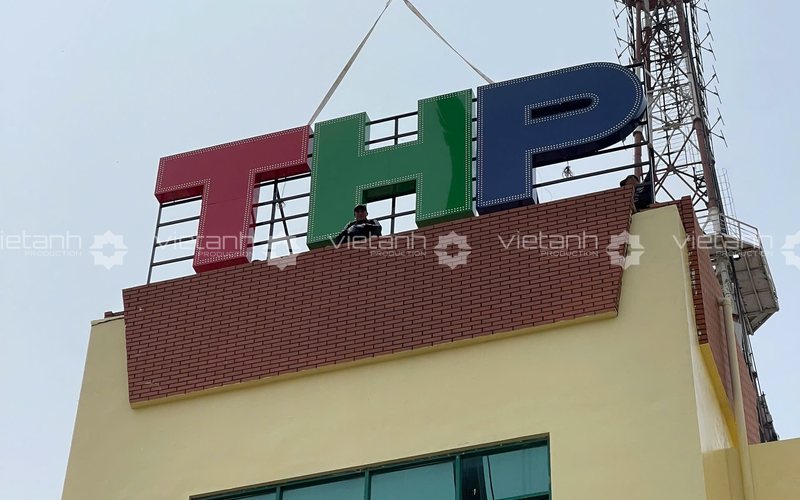 Lắp đặt logo nổi 3D gắn LED trên tòa nhà