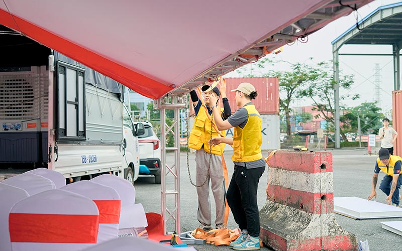 Lắp đặt nhà sự kiện ngoài trời tại Cảng Tân Vũ Hải Phòng đón container thịt đầu tiên từ Nhà máy Kostelecké Uzeniny