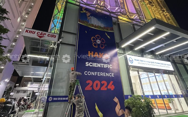Thi công nhận diện mặt tiền Hội nghị khoa học HAKO 2024 tại Hải Phòng