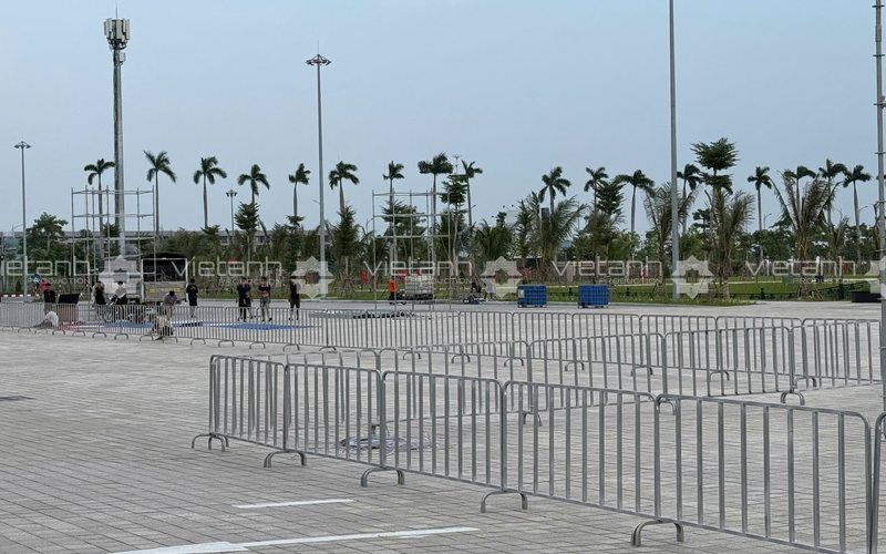 Nhiều tuyến rào chắn di động được lắp đặt tại sự kiện ngoài trời