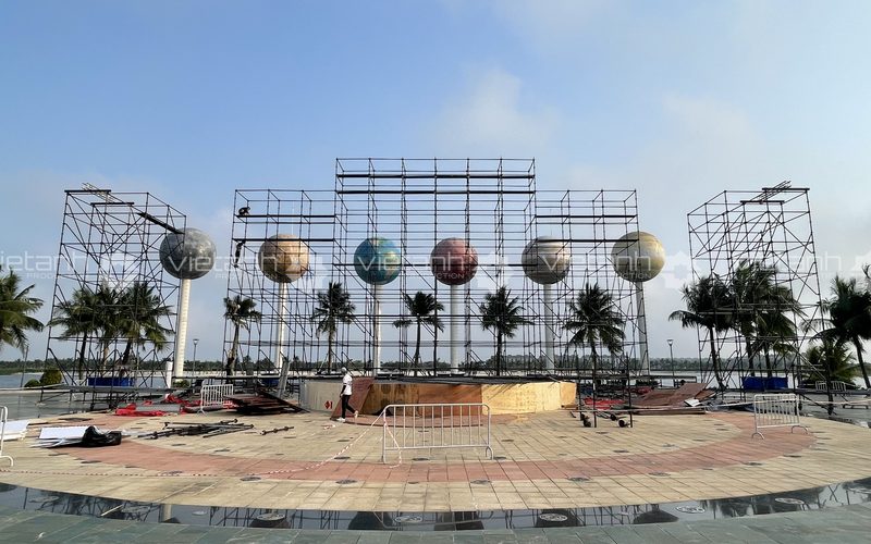 Lắp đặt sân khấu ngoài trời cho Liên hoan Du lịch Đồ Sơn 2024