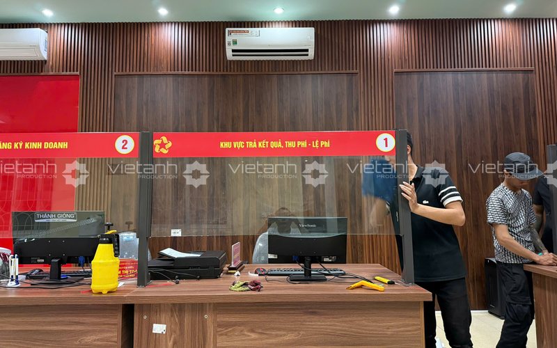 Lắp đặt vách ngăn tại quầy tiếp nhận hồ sơ Trung tâm Cát Hải