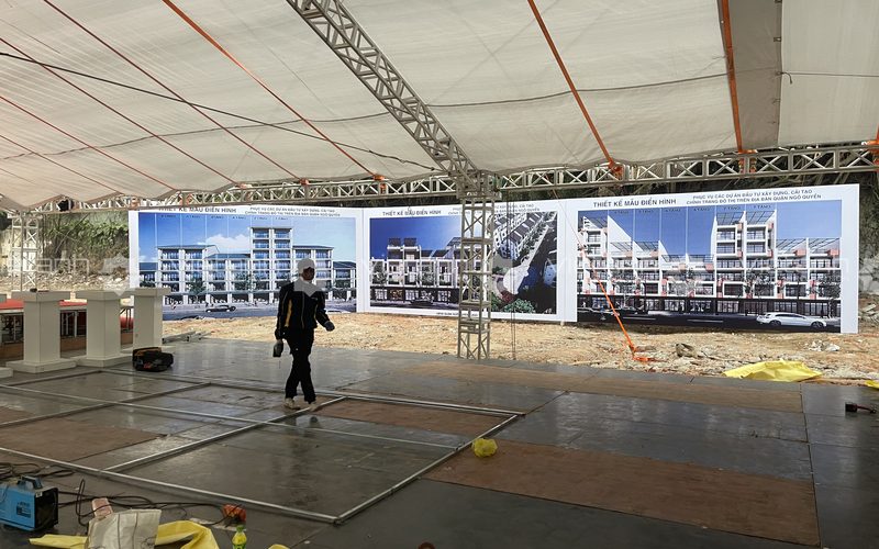 Lắp dựng bảng phối cảnh khu tái định cư và chỉnh trang đô thị 226 Lê Lai