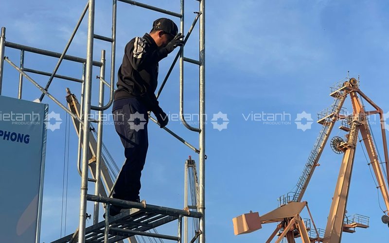Lắp dựng khung giàn truss cho cổng chào Giải chạy tại Cảng Hải Phòng