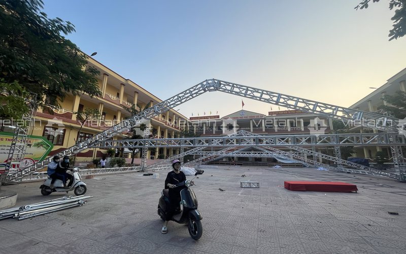 Lắp dựng khung truss cho Lễ kỷ niệm 50 năm Trường THPT Cát Bà