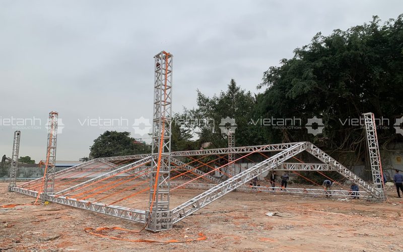 Lắp dựng khung truss nhà bạt tại khu vực ngõ 226 Lê Lai