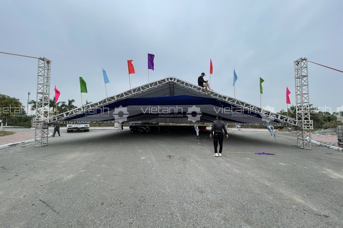 Đội ngũ lắp dựng khung truss và nhà bạt cho lễ khởi công