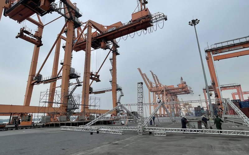 Lắp dựng khung truss cho sự kiện tại Cảng Tân Vũ