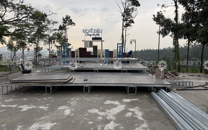 Các module khung và mặt sân khấu ngoài trời được lắp dựng theo từng khu vực