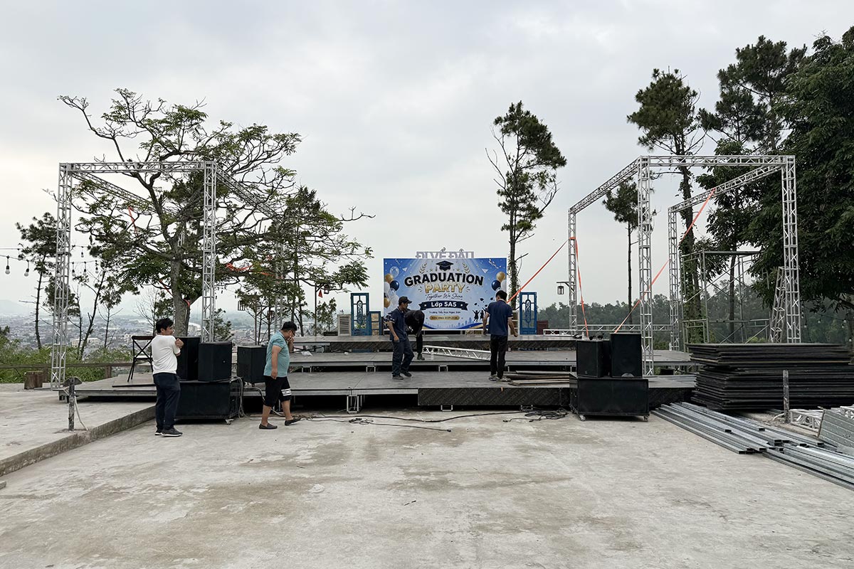 Đội ngũ kỹ thuật lắp dựng sân khấu ngoài trời và khung truss cho sự kiện