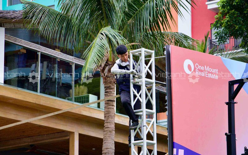 Lắp dựng truss ánh sáng cho sân khấu Rise As One tại The May Legend Cát Bà
