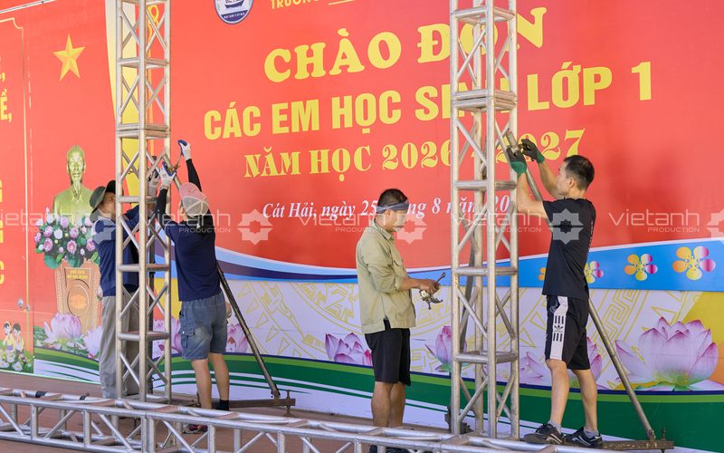 Lắp ráp khung truss màn hình LED trường tiểu học Nguyễn Văn Trỗi