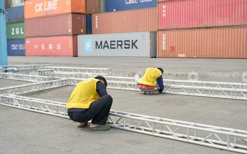 Kỹ thuật viên lắp ráp và kiểm tra các mối nối của khung Truss 200