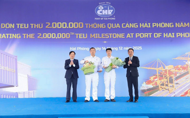 Ban lãnh đạo Cảng Hải Phòng tặng hoa chúc mừng hãng tàu XIN DA LIAN đạt mốc 2 triệu TEU