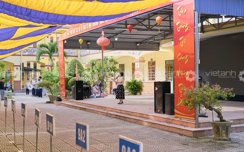 Không gian Lễ khai giảng Trường THCS Cát Bà với sân khấu và màn hình LED