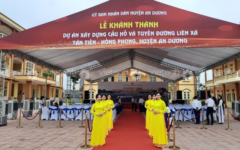Khu vực lễ tân và bàn ghế đại biểu tại lễ khánh thành cầu Hỗ