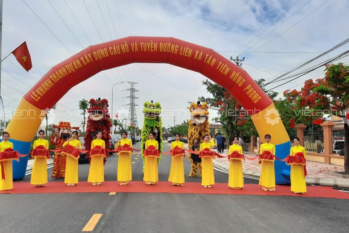 Lễ tân chuẩn bị nghi thức cắt băng khánh thành Cầu Hỗ tại Hải Phòng