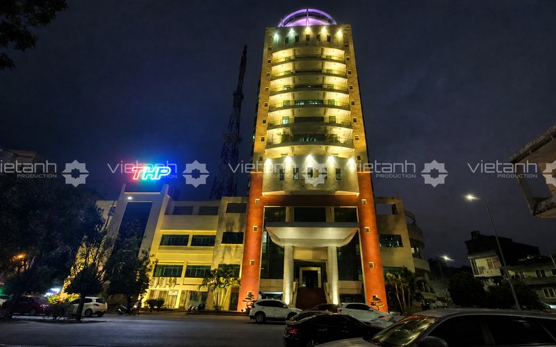 Logo THP và hệ thống chiếu sáng tòa nhà Đài Truyền hình Hải Phòng vào ban đêm