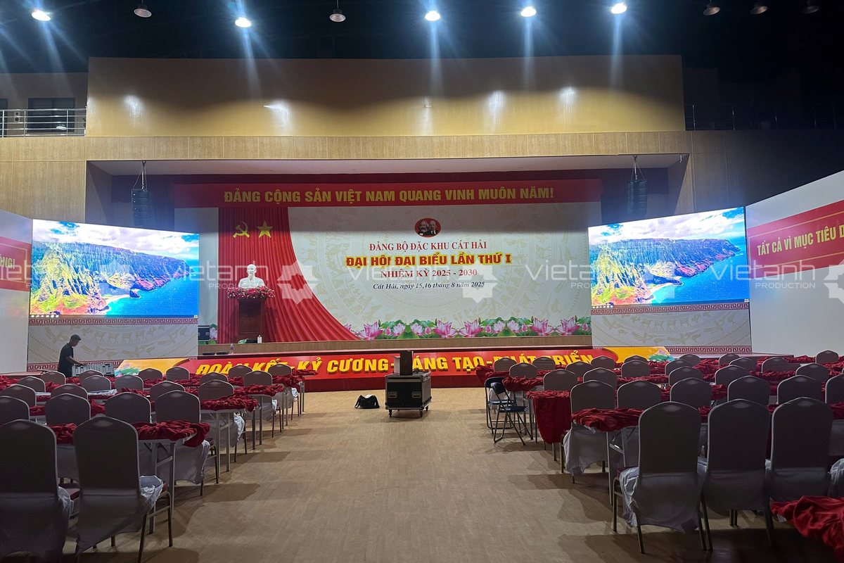 Hội trường sự kiện với màn hình LED trung tâm và hai màn cánh