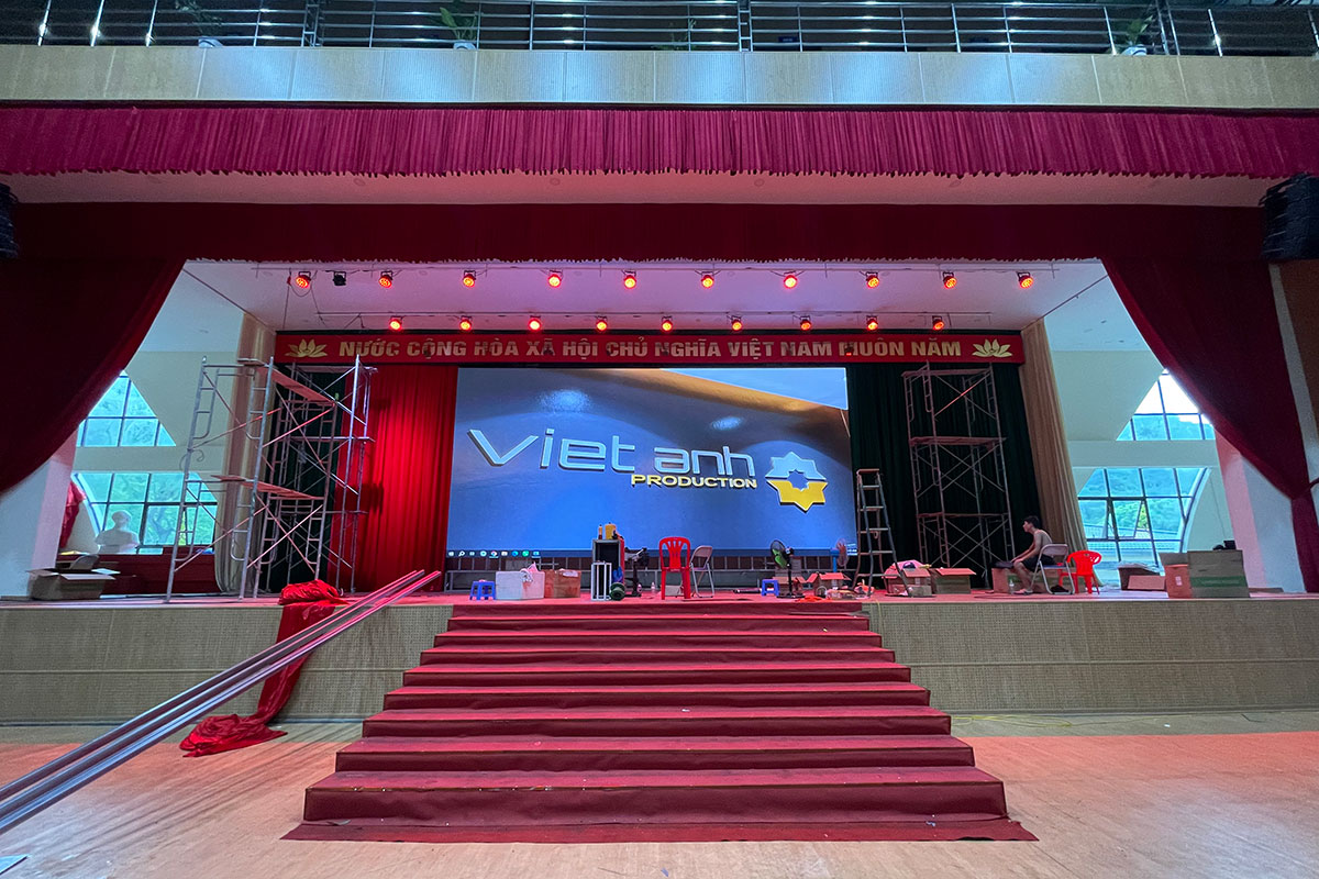 Tổng thể màn hình LED sân khấu hội trường lớn do Viet Anh Production lắp đặt
