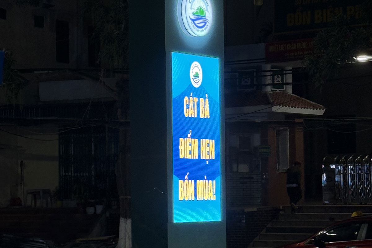 Màn hình LED đô thị phát sáng tuyên truyền du lịch Cát Bà vào ban đêm
