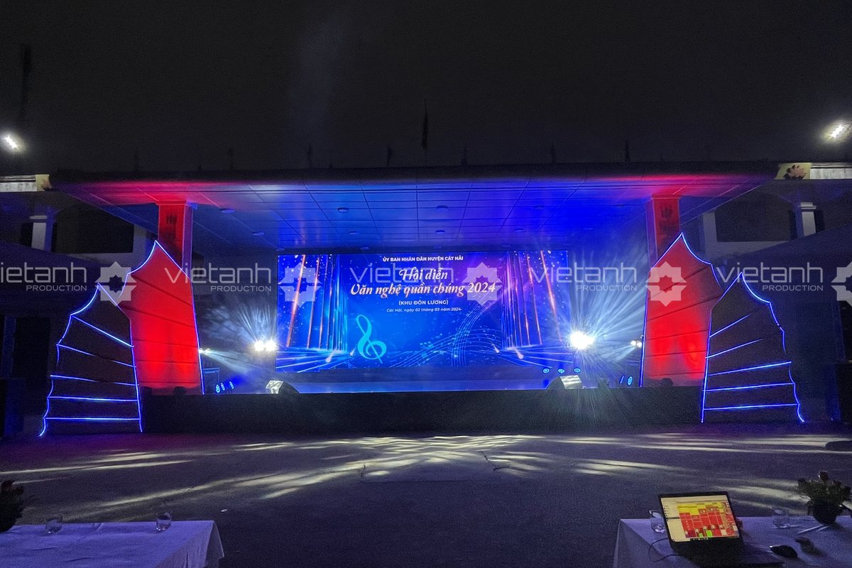Màn hình LED trung tâm trên sân khấu văn nghệ ngoài trời tại Hải Phòng