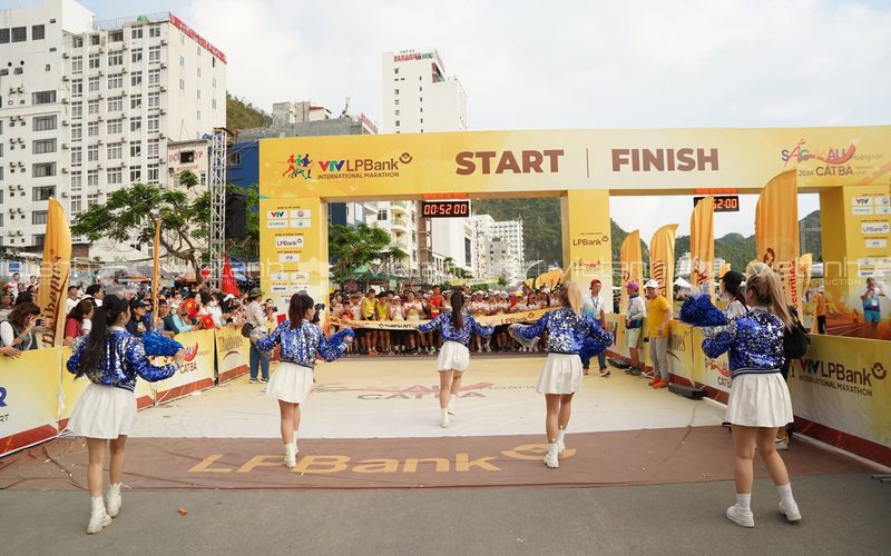Màn trình diễn tại cổng Start Finish Marathon VTV LPBank Cát Bà