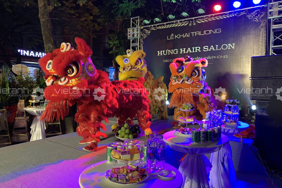 Múa lân trong lễ khai trương cửa hàng tại Hải Phòng