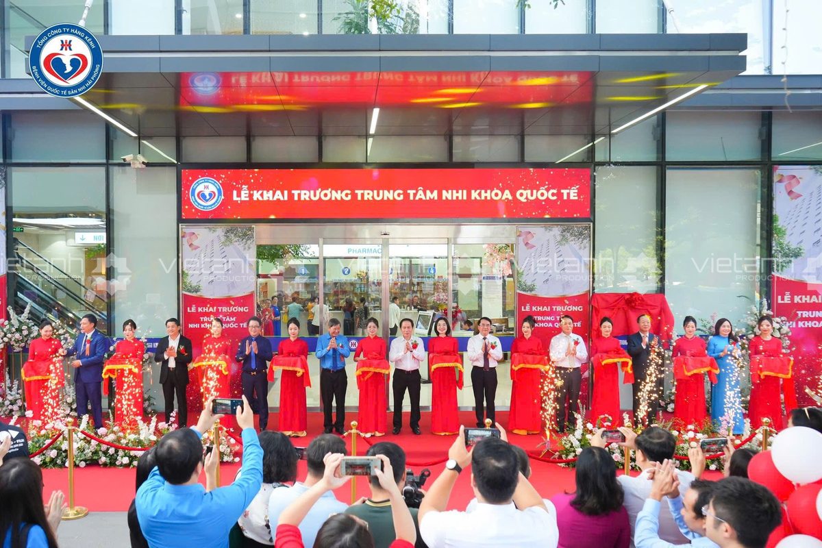 Nghi thức cắt băng trong lễ khai trương trung tâm tại Hải Phòng