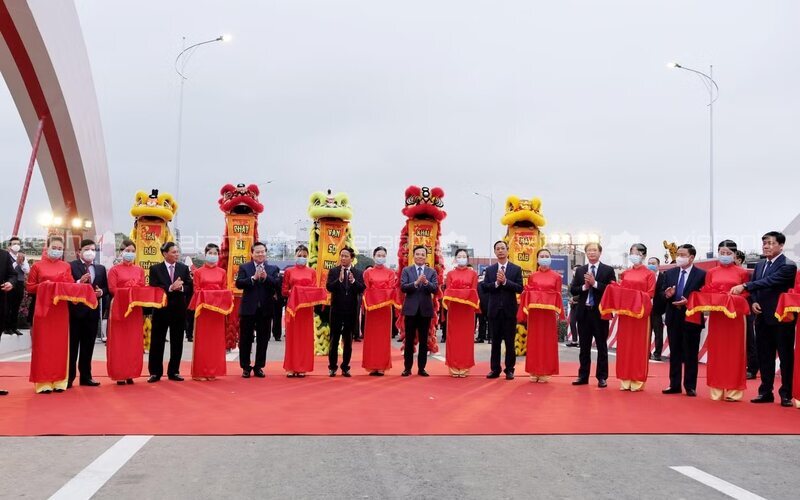 Phó Thủ tướng Lê Văn Thành cùng các đại biểu cắt băng thông xe Cầu Rào 1
