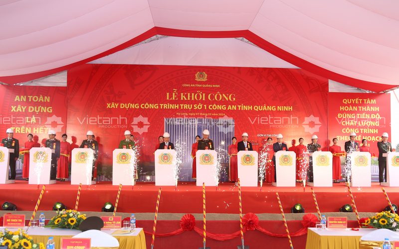 Các đại biểu thực hiện nghi thức khởi công Trụ sở 1 Công an tỉnh Quảng Ninh