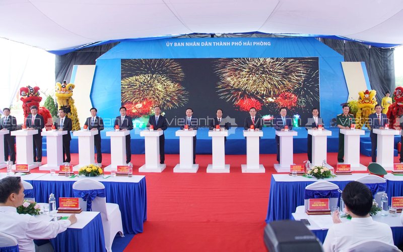 Các đại biểu thực hiện nghi thức phát lệnh khởi công cầu Bến Rừng