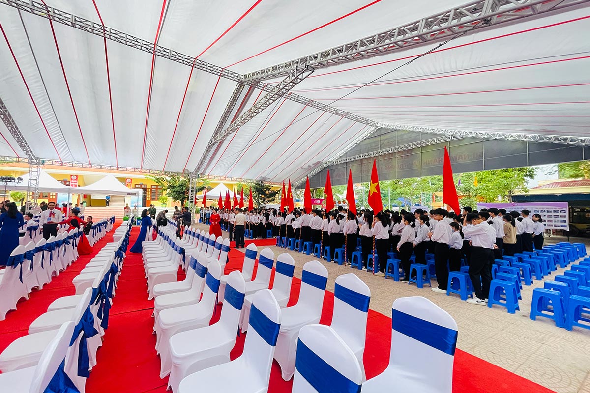 Nhà bạt phối hợp bàn ghế, thảm đỏ và chiếu sáng sự kiện