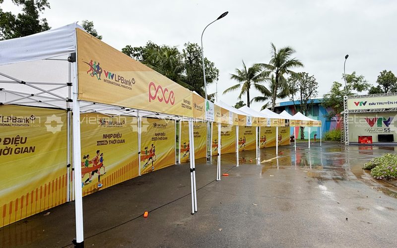 Dãy nhà bạt và gian hàng tại Marathon VTV LPBank 2025