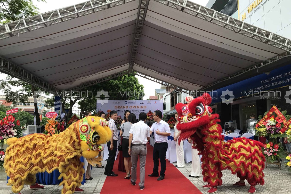 Nhà bạt, sân khấu và múa lân trong lễ khai trương tại Hải Phòng