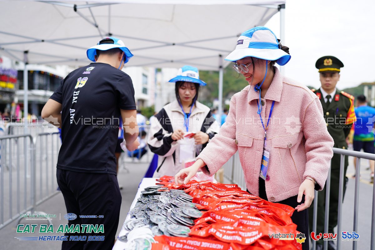 Nhân sự chuẩn bị và trao huy chương tại giải chạy Cát Bà Amatina