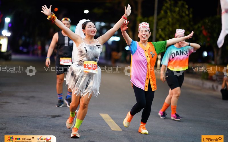 Nữ runner về đích Sắc màu hoàng hôn Cát Bà
