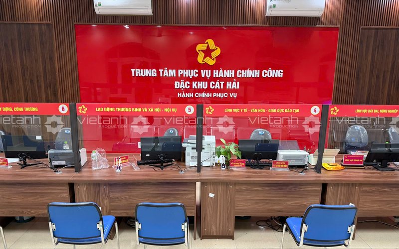 Quầy giao dịch và mảng nhận diện Trung tâm Phục vụ hành chính công Đặc khu Cát Hải