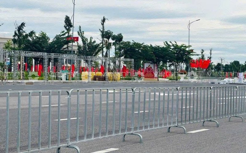 Rào chắn di động bằng thép được bố trí tại khu vực sự kiện ở Hải Phòng