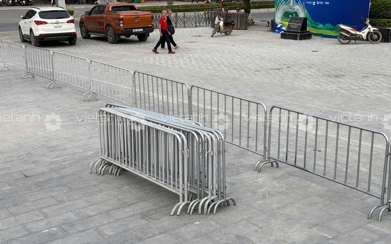 Rào chắn sự kiện được tập kết và bố trí sẵn trên mặt bằng