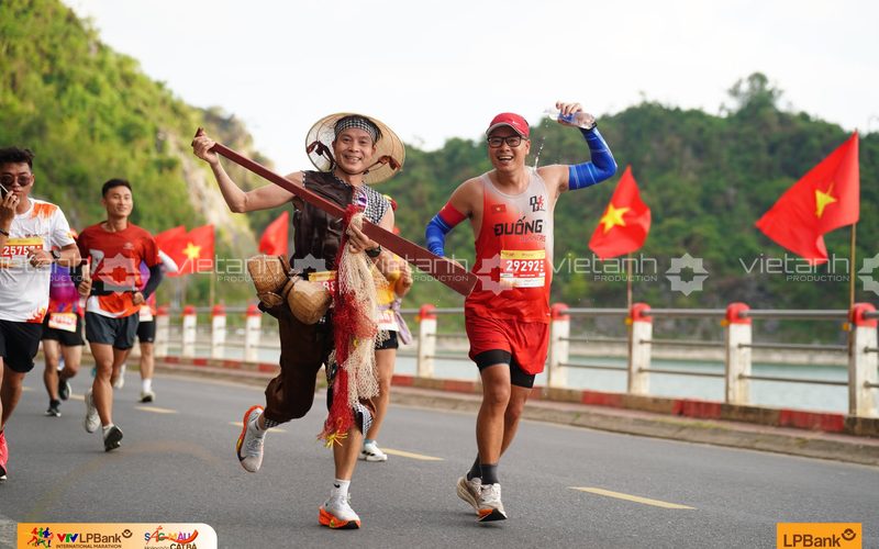 Runner cùng cờ Việt Nam trên đường chạy Cát Bà