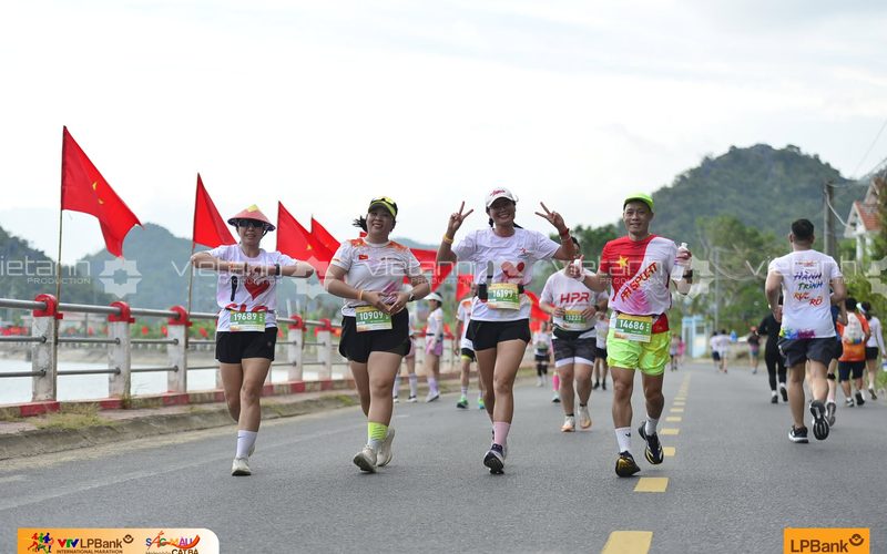 Runner trên cung đường ven biển Marathon Cát Bà