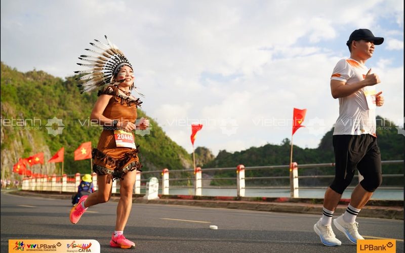 Runner hóa trang trên cung đường ven biển Cát Bà
