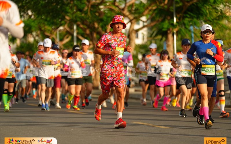 Runner hóa trang tại Sắc màu hoàng hôn Cát Bà 2024